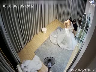 【婚纱店试衣间监控】新娘试穿婚纱多位妹子，肚子隆起貌似已怀孕