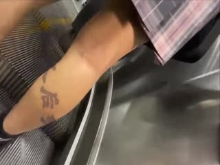 【作死撩裙抄底】尾随小姐姐 曝光裙底蜜桃臀