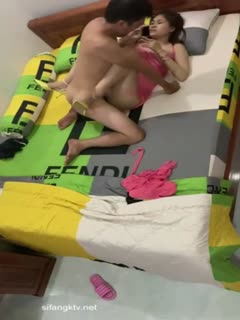 暗藏摄像头偷窥挺会玩年轻夫妻穿着高跟鞋各种姿势啪啪