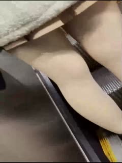 惊现天狼星自成一派街射后暖心帮小姐姐擦精液楼道强迫小女孩，真乃一代宗师!
