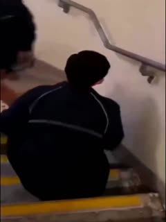 劲爆翻车，发现嘘嘘被偷拍也要对生活比个耶，盘点那些公共场所做爱打飞机被保安抓住的尴尬场面